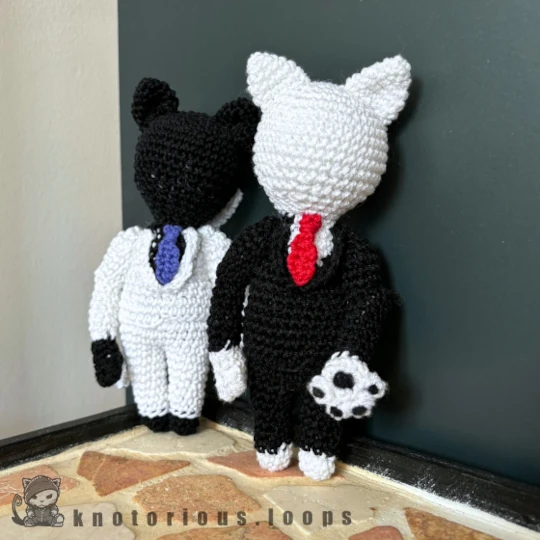 Something edgy for Halloween? Grab your crochet hook and use my free pattern to make this unique Slendercat amigurumi based on the one and only Slenderman. Something edgy for Halloween? Grab your crochet hook and use my free pattern to make this unique Slendercat amigurumi based on the one and only Slenderman.